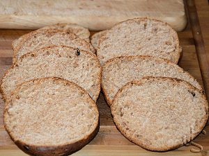 aufgeschnittenes Naan-Brot