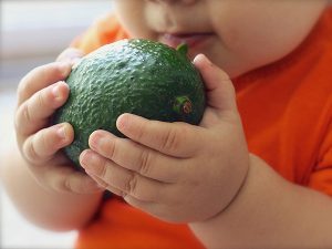 Baby mit Rohkost