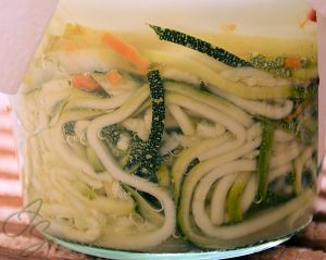 Fermentiertes Gemüse während der Gärung