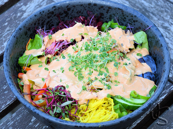 Rainbow-Bowl mit Caesar-Dressing.