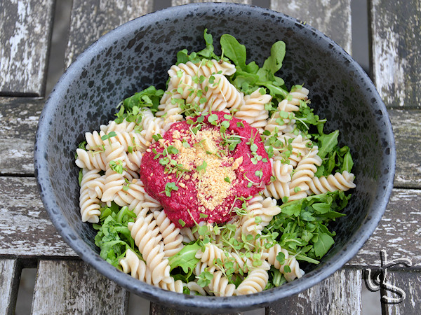 Pasta mit Rote-Bete-Erdnuss-Pesto