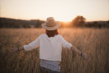 Frau im Kornfeld beim Sonnenuntergang